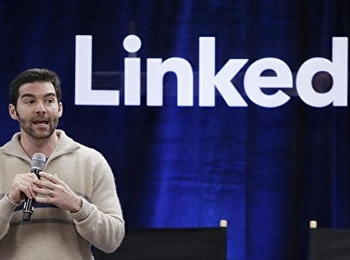 LinkedIn เผย
ทักษะที่จะอยู่รอดในอนาคตไม่ใช่ Coding
แต่เป็น “ทักษะด้านการสื่อสาร”